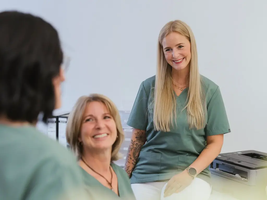 Teamszene mit Mitarbeiterinnnen