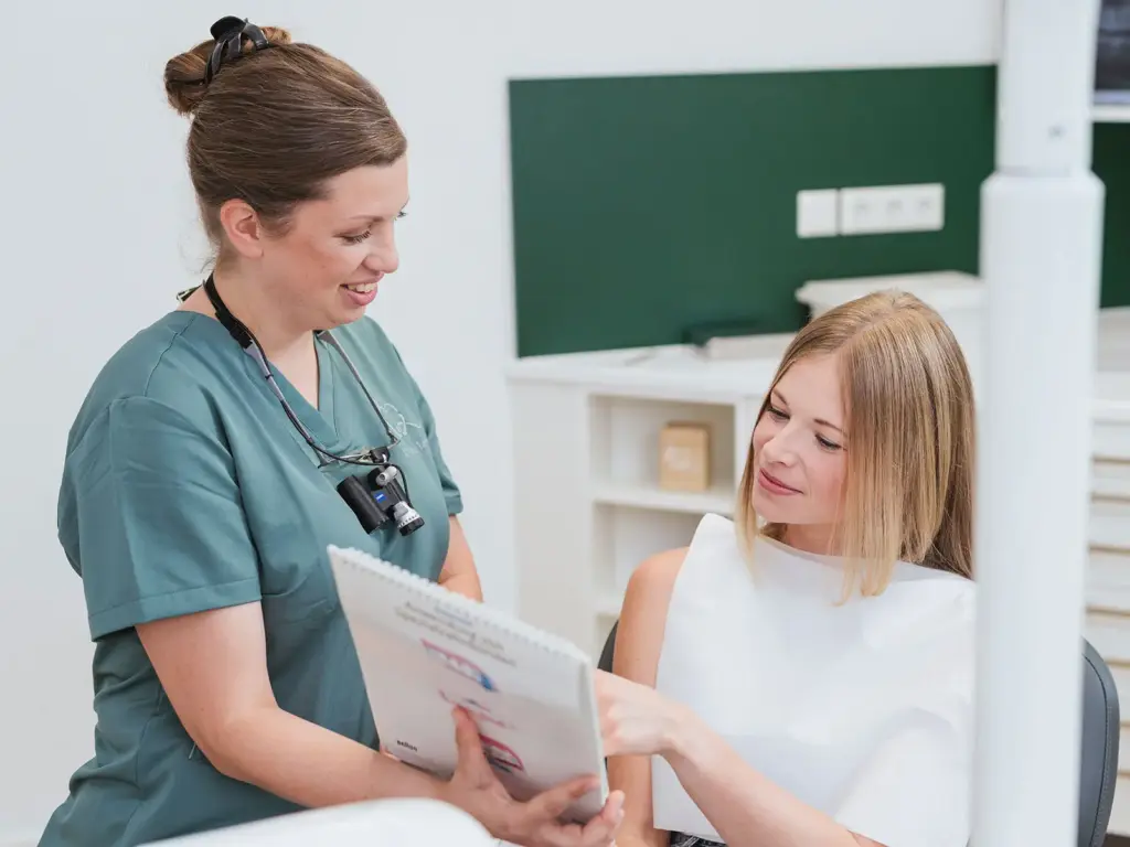 Zahnärztin erklärt Beratungsgespräch