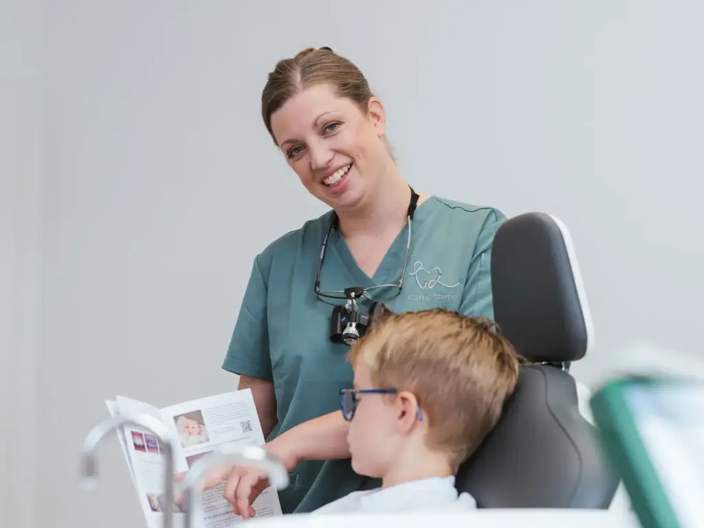 Zahnärztin erklärt Kind die nächsten Schritte