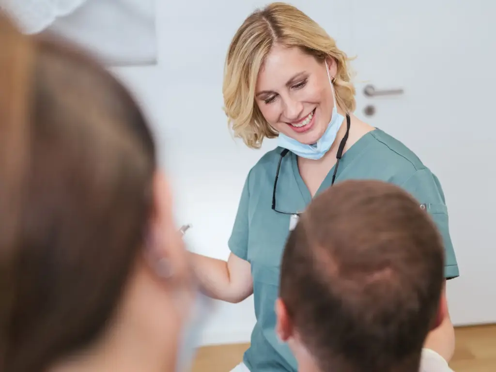 Zahnärztin im Gespräch mit Patient