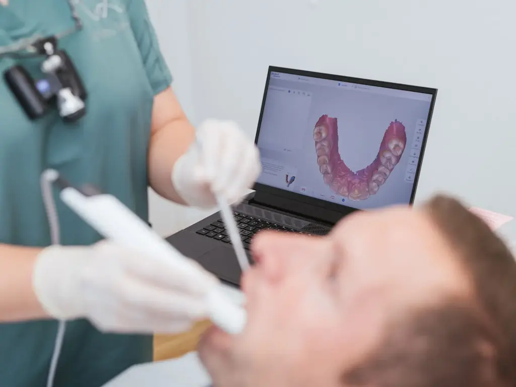 Zahnarzt digitale Zahnaufnahme am Monitor