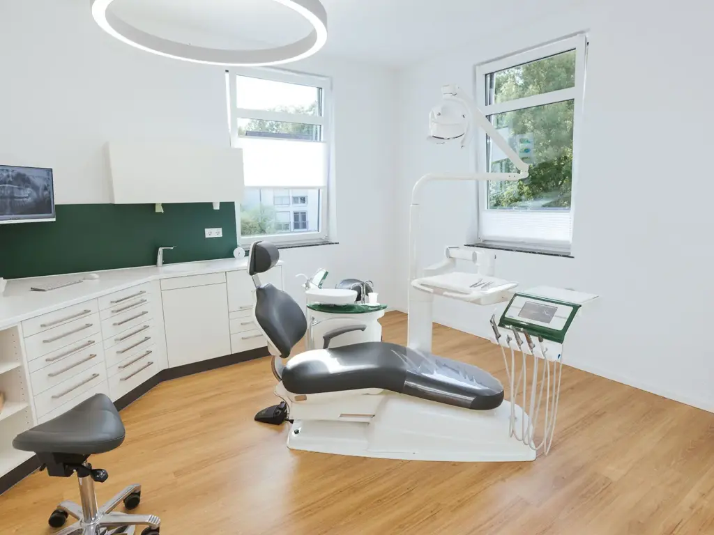 Moderner Behandlungsraum mit Dentalstuhl